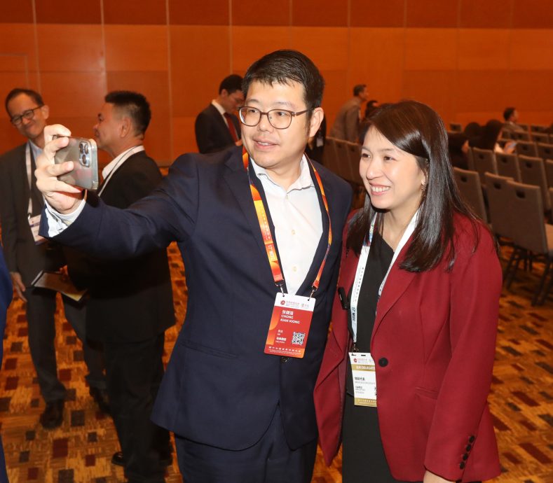 专题讨论会/部份华商与杨美盈(右)自拍