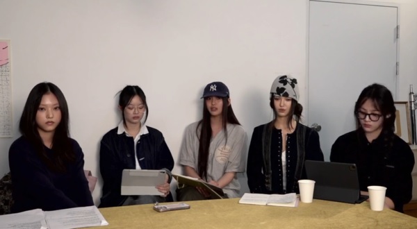 公司内斗惨成牺牲品!NewJeans突开直播控诉被霸凌