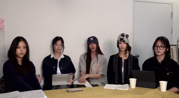 公司内斗惨成牺牲品!NewJeans突开直播控诉被霸凌