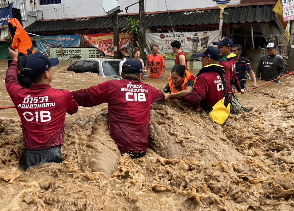台风“摩羯”袭击酿洪水土崩 东南亚死亡人已超过200人