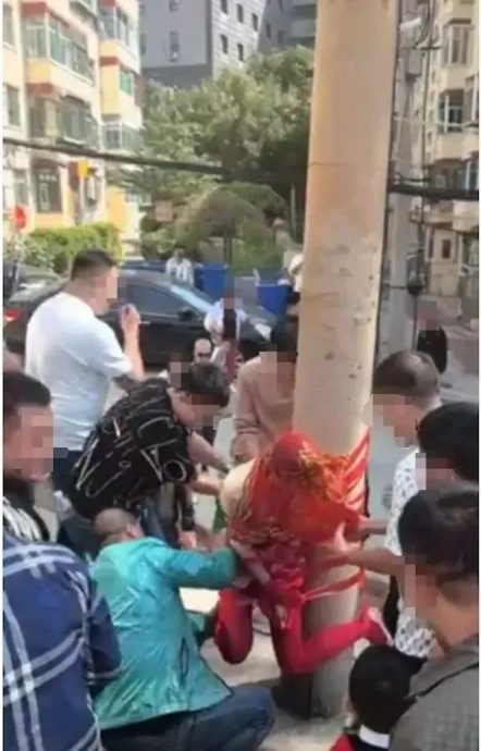 婚闹恶俗!山西新娘遭绑上电线杆挣扎无人理 当事人致歉