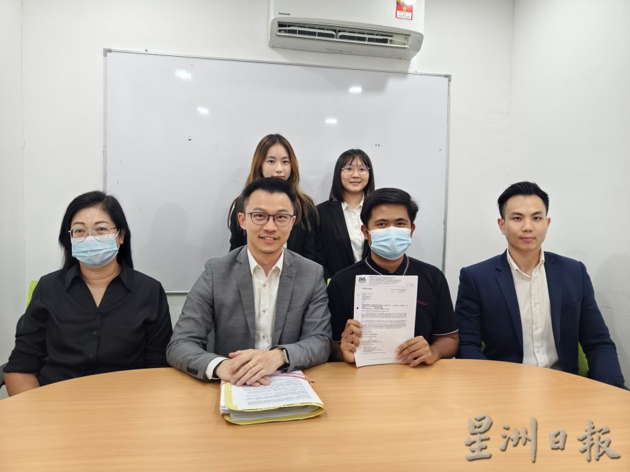 *已签发* 全国:“红转蓝”过程中的辛酸 男子苦等26年在律师协助下终获公民权