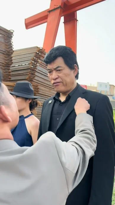成奎安翻生直播带货?李修贤陪卖网轰消费故人