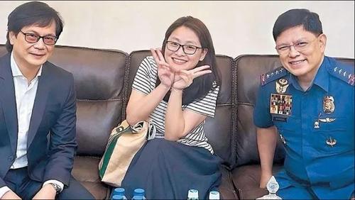 看世界)押送华裔前市长灿笑自拍 小马可斯:新文化