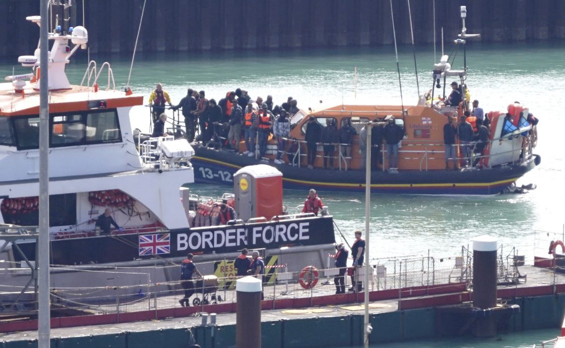 移民船在英吉利海峡倾覆 酿12人死 包括妇孺