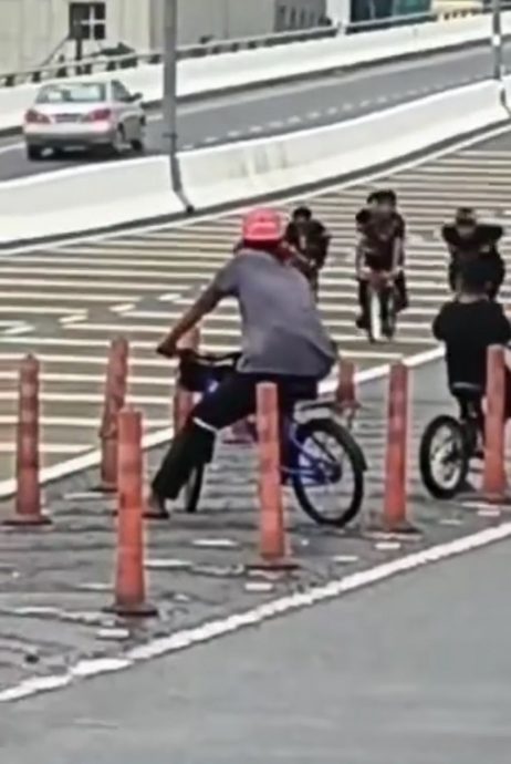 (全国版)少年高架天桥飙脚车