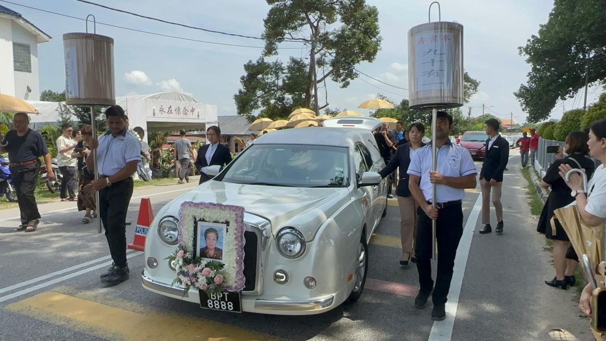 (全国版)廖中莱母亲举殡