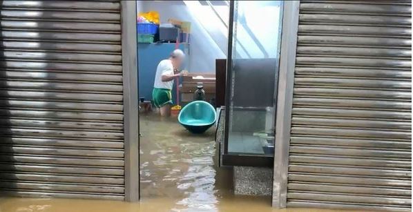 “山陀儿”作怪 大雨狂炸泥流滚滚 台金山老街淹成“水上市场”