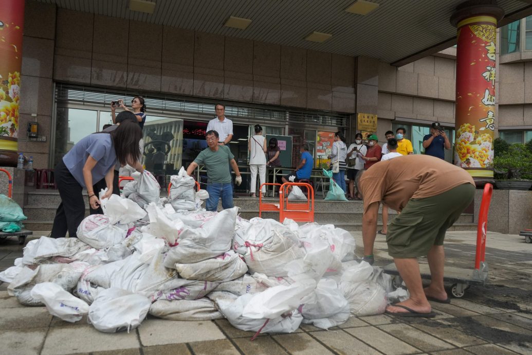 “山陀儿”逼近台湾料带来狂风暴雨 多个县市停工停课