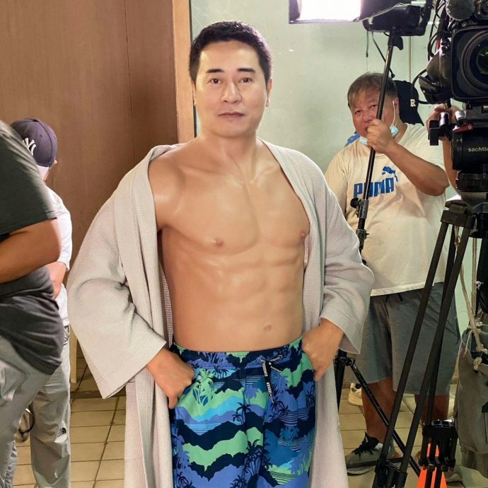 《爱.回家》中大秀腹肌 62岁欧瑞伟跨楼梯疑走光