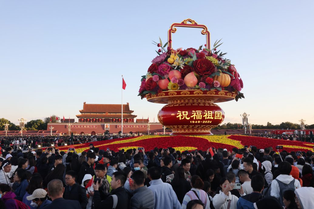 中国国庆75周年 天安门广场举行升旗仪式