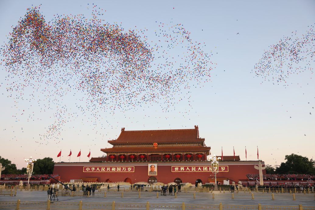 中国国庆75周年 天安门广场举行升旗仪式