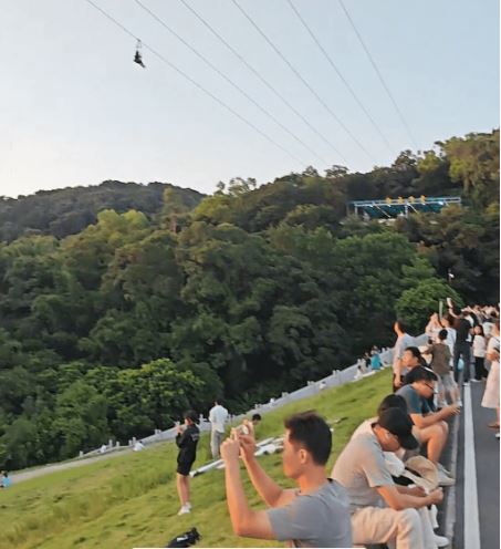 中国国庆黄金周|广州白云山游客被困高空飞索 景区辩称:体重太轻