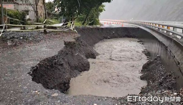 台风康妮掏空路基 高雄惊见10公尺天坑