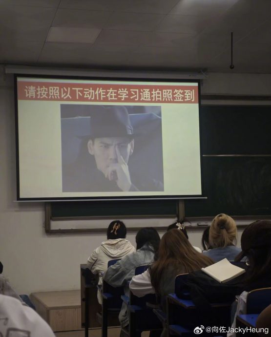 大学报道用“向佐手势”打卡?本尊叹不好风气