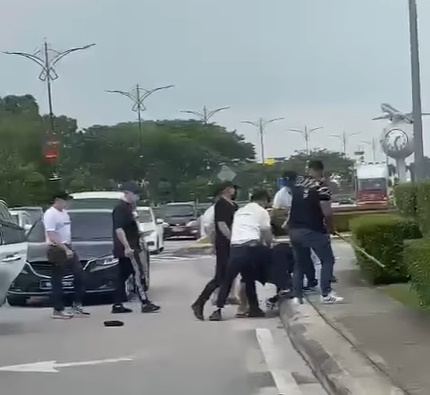 *已签发* 全国:男子当街被攻击 陈胜利:警方已逮捕7涉案男子 并延扣4日助查