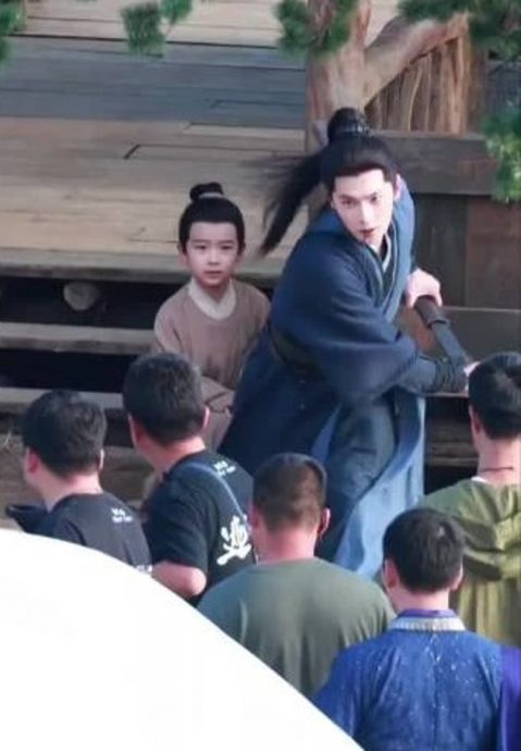 杨洋身高不合理?被方逸伦“压”一个头掀骂战