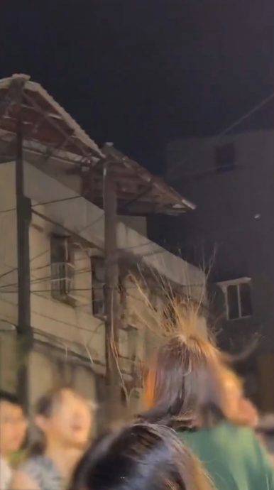 视频| 台夜市全场人“头发突飞起来”影片疯传 台电揭恐怖真相:快躲进室内