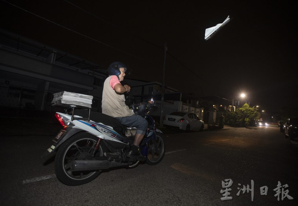 (10/10见报)星角摄/摸黑派报,为读者提供精神粮食