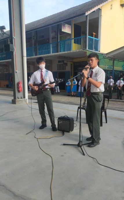 (古城封底主文)学海主文:春风化雨三十载,情撒教坦不言悔!