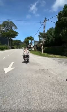 (已签发)摩托骑士逆向行驶 与轿车司机互呛去报警