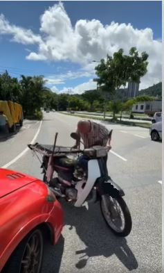 (已签发)摩托骑士逆向行驶 与轿车司机互呛去报警
