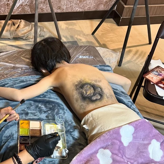 《破·地狱》|王嘉尔旧爱扮死尸 特技化妆师藏床底操控