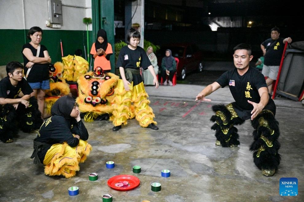 **全国综合**全国:非华裔舞狮展和谐,中国媒体深受吸引