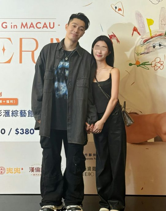 周柏豪与粉丝亲密互动 网民:太太看到什么感觉