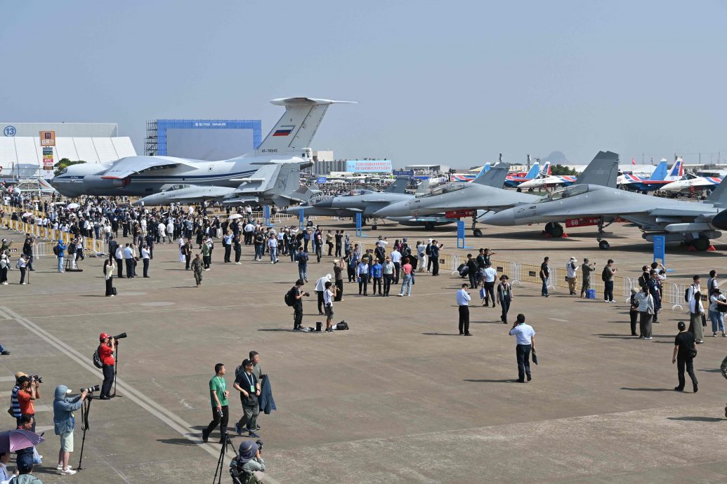 天下事主文 珠海航展登场 歼-35A公开亮相珠海航展 空中表演垂直翻筋斗