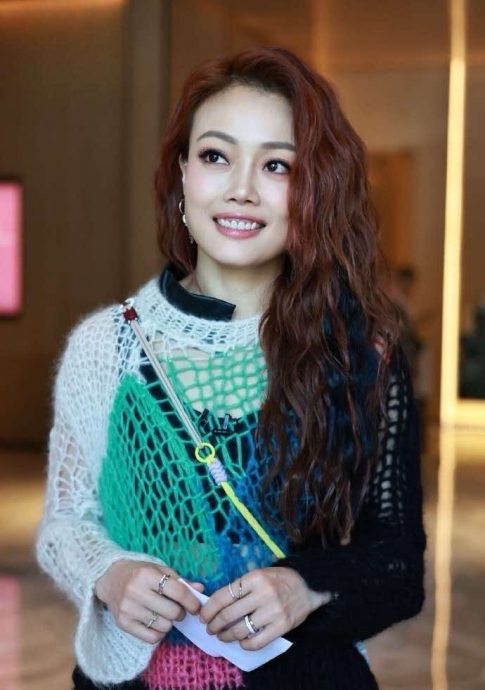 容祖儿严重失声仍赶场录节目唱商演 粉丝气炸狂轰英皇只想赚快钱