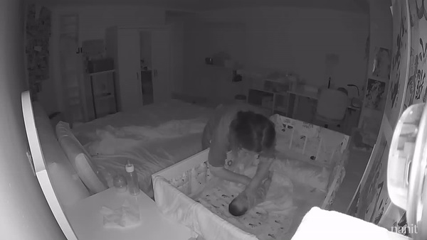 有片/对婴儿搧耳光摔床捂口鼻 月嫂劣行败露逃回国