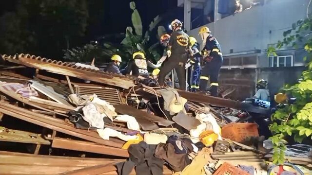 白蚁啃食呈45度倾歪 木屋轰然倒塌压伤屋主