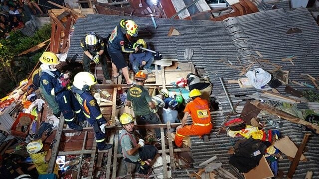 白蚁啃食呈45度倾歪 木屋轰然倒塌压伤屋主