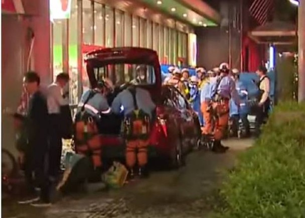 老妇误踩油门 撞途人酿1死3伤
