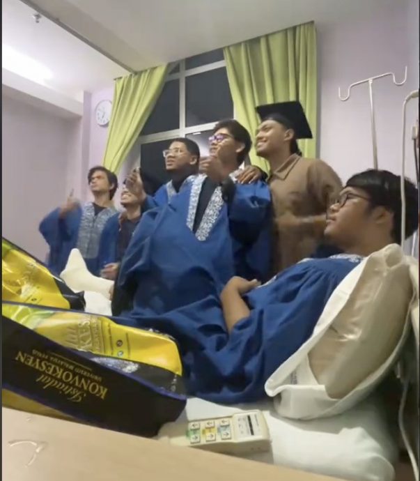 视频|毕业前夕摔断腿躺医院 好友带毕业袍到病房“我们一起毕业!”