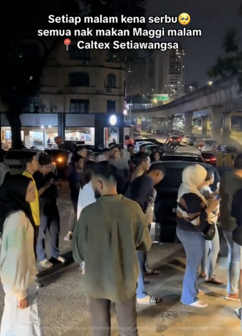 越夜顾客越多 路边快熟面档爆红 网民不解:“花钱买的特别香?”