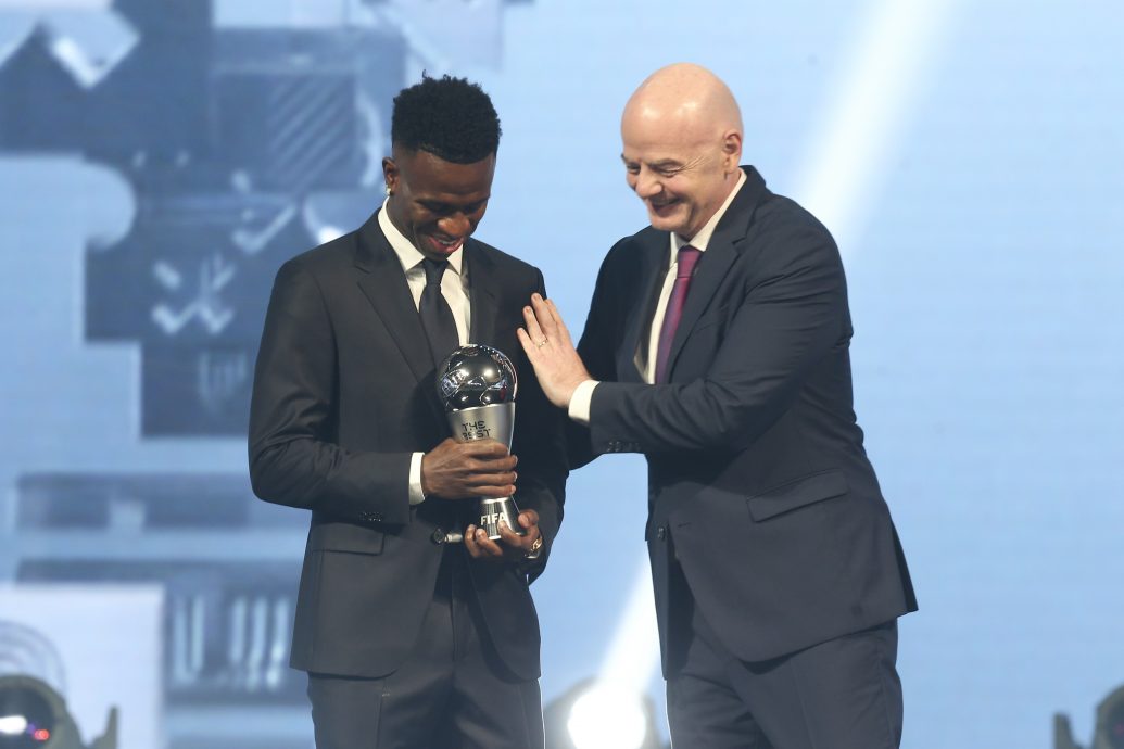 2024年FIFA颁奖礼| 儿时赤脚踢球与贫困犯罪为邻 维尼修斯今成世界足球先生