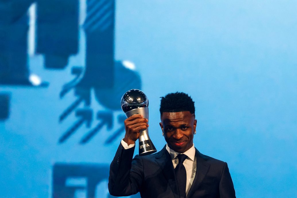 2024年FIFA颁奖礼| 儿时赤脚踢球与贫困犯罪为邻 维尼修斯今成世界足球先生