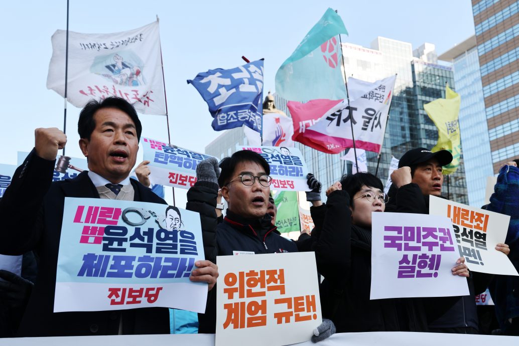 “在这时代怎能宣布戒严!” 韩国民众惊愕 怒喊弹劾尹锡悦