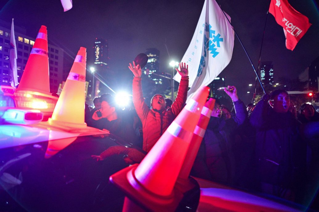 “在这时代怎能宣布戒严!” 韩国民众惊愕 怒喊弹劾尹锡悦