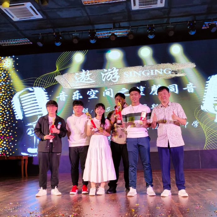 东:年轻人版/游音乐空间之深磬同音歌唱赛吸引700人出席