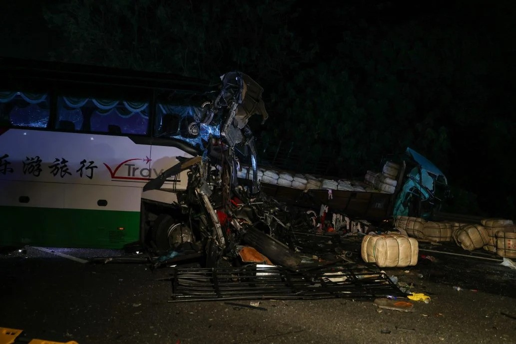 **全国综合**全国:南北大道死亡车祸〡幸存兄妹术后情况稳定,闻双亲已离世崩溃大哭