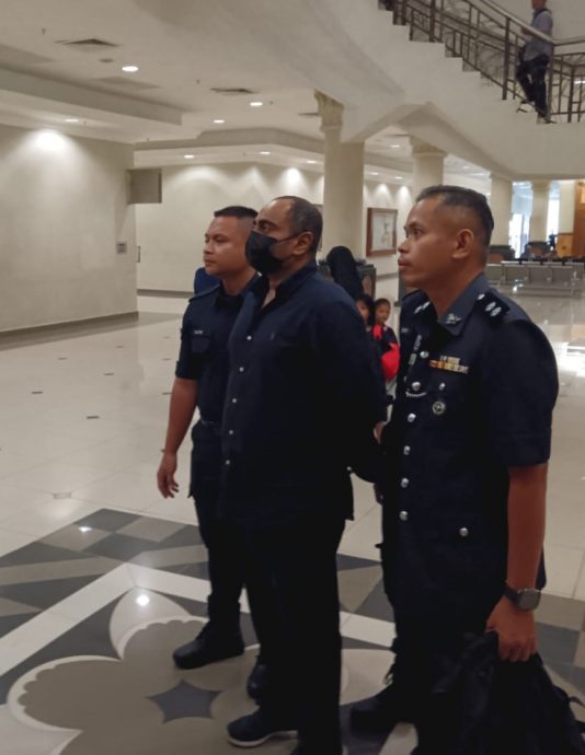 全国:马来艺人扎妮达丈夫阿都查克里今日在各别的推事庭,被控吸毒和施暴罪名