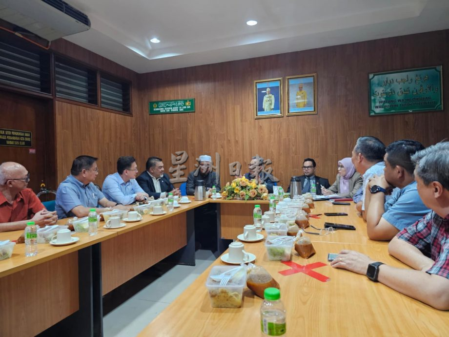哥打峇鲁市议会主席阿兹拉昔米表示,非穆斯林经营的一般咖啡店,并不在7种被强制申请清真认证的领域之例。但是,被强制申请清真认证的商家有1年的宽限时间,这段时间,他们依然能如常营业。