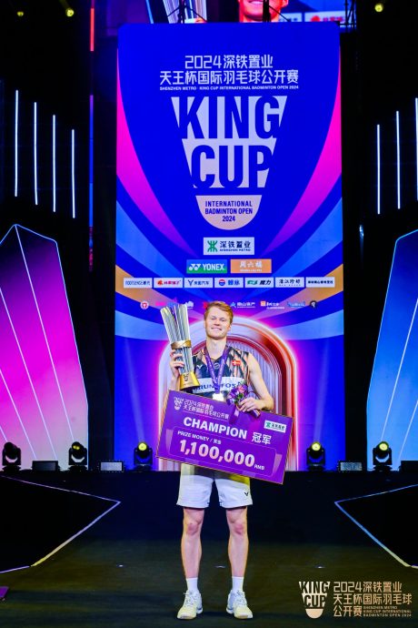天王杯国际羽球赛|逆转世青冠军胡哲安捧杯 安东森赢走68万奖金