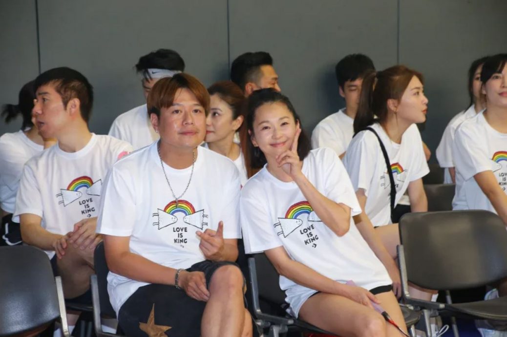 夫妻俩各玩各的?六月被曝“色聊”小20岁男保母