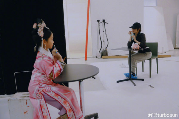 孙俪助女儿拍“甄嬛照”圆梦 邓超求问:我可以拍一套吗