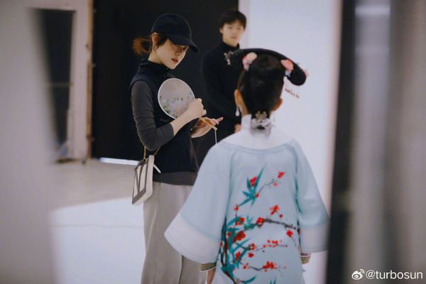 孙俪助女儿拍“甄嬛照”圆梦 邓超求问:我可以拍一套吗