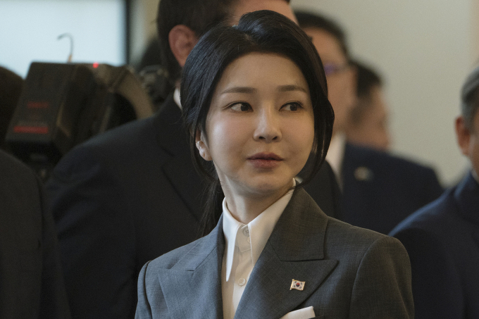尹锡悦被爱妻拖垮? 第一夫人金建希收贿、干政等丑闻缠身